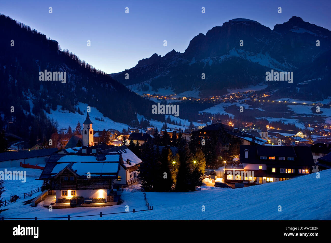 Dorf von Corvara in der Nacht im Winter Schnee, Dolomiten, Italien. Stockfoto