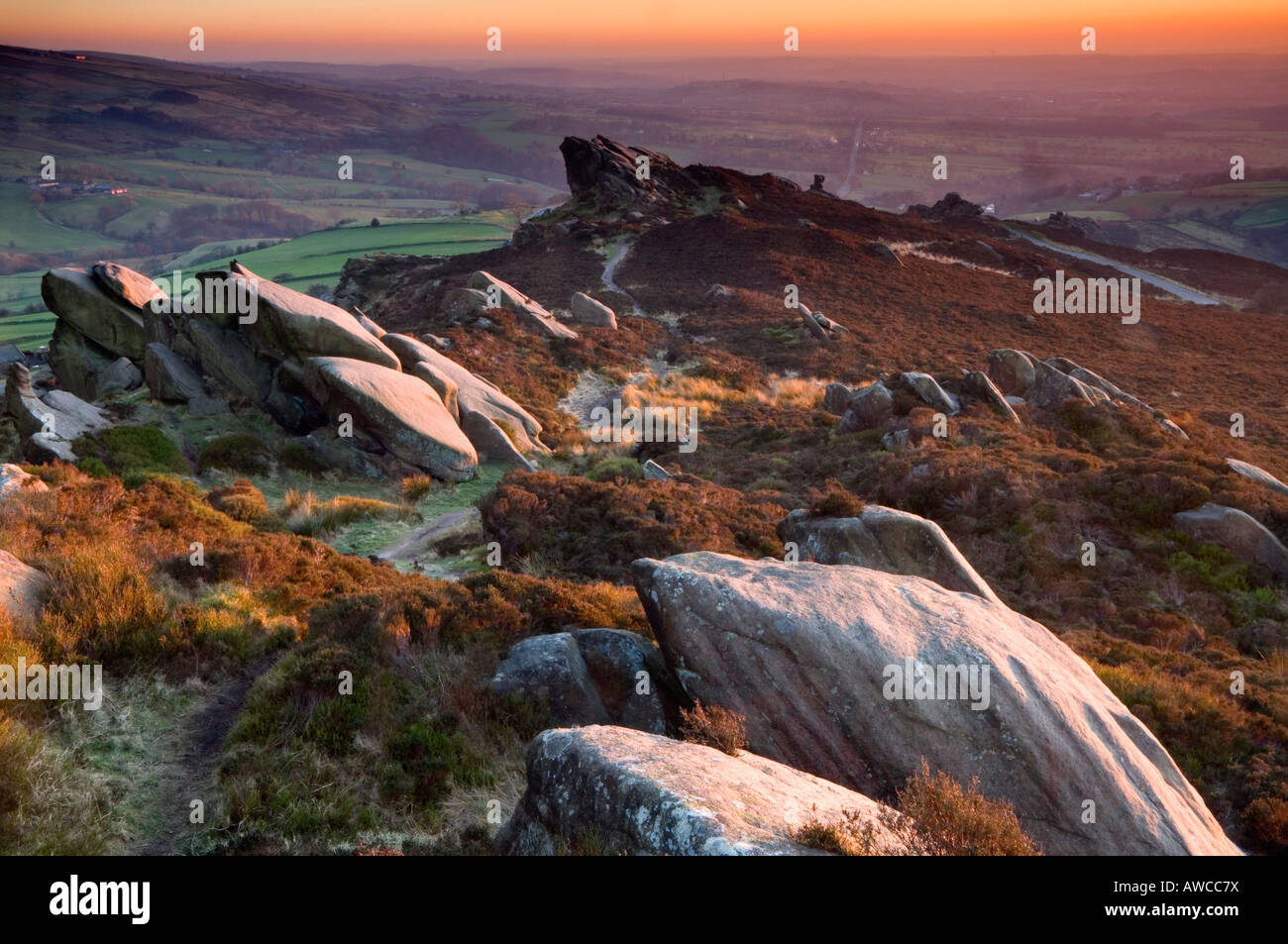 Letzte Sonnenstrahlen Abendlicht bei Ramshaw Rocks, Peak District National Park, in der Nähe von Lauch, Staffordshire, England, UK Stockfoto