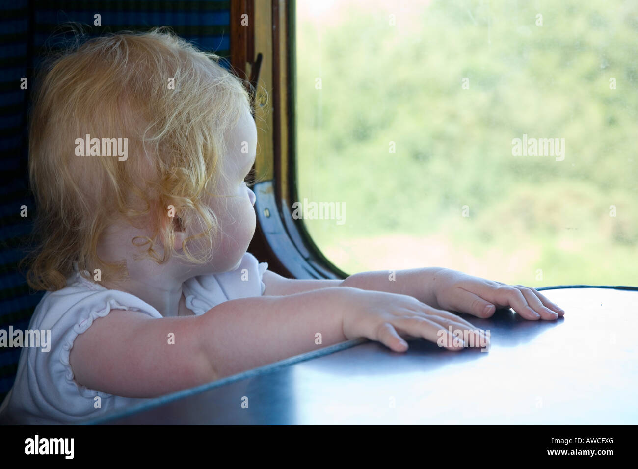 Weiblichen Kleinkind aus historischen Eisenbahn Wagen Fenster auf Land Stockfoto