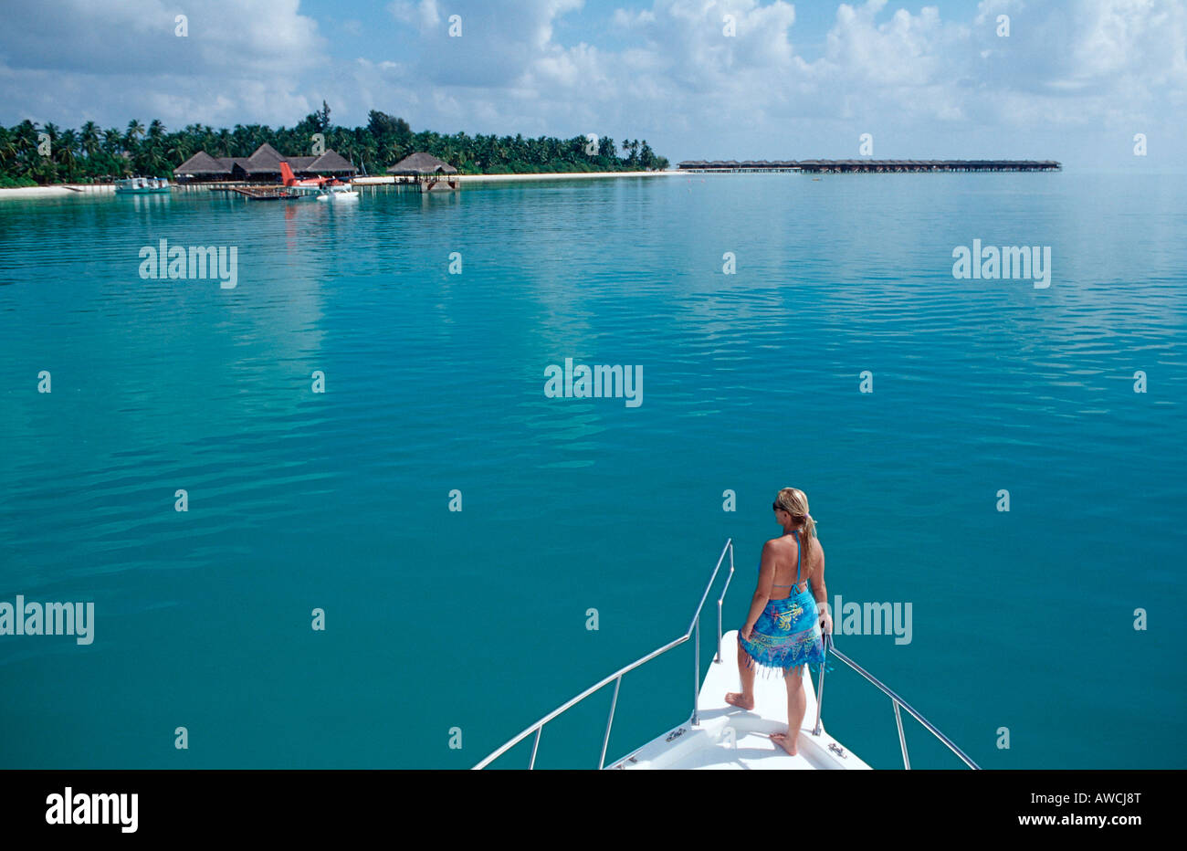 Frau auf Bogen vor Insel Malediven Indischer Ozean Meemu Atoll Stockfoto