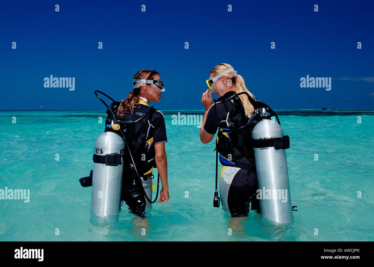 Kurs-Tauchlehrer und Student Malediven Indischer Ozean Medhufushi Meemu Atoll Stockfoto