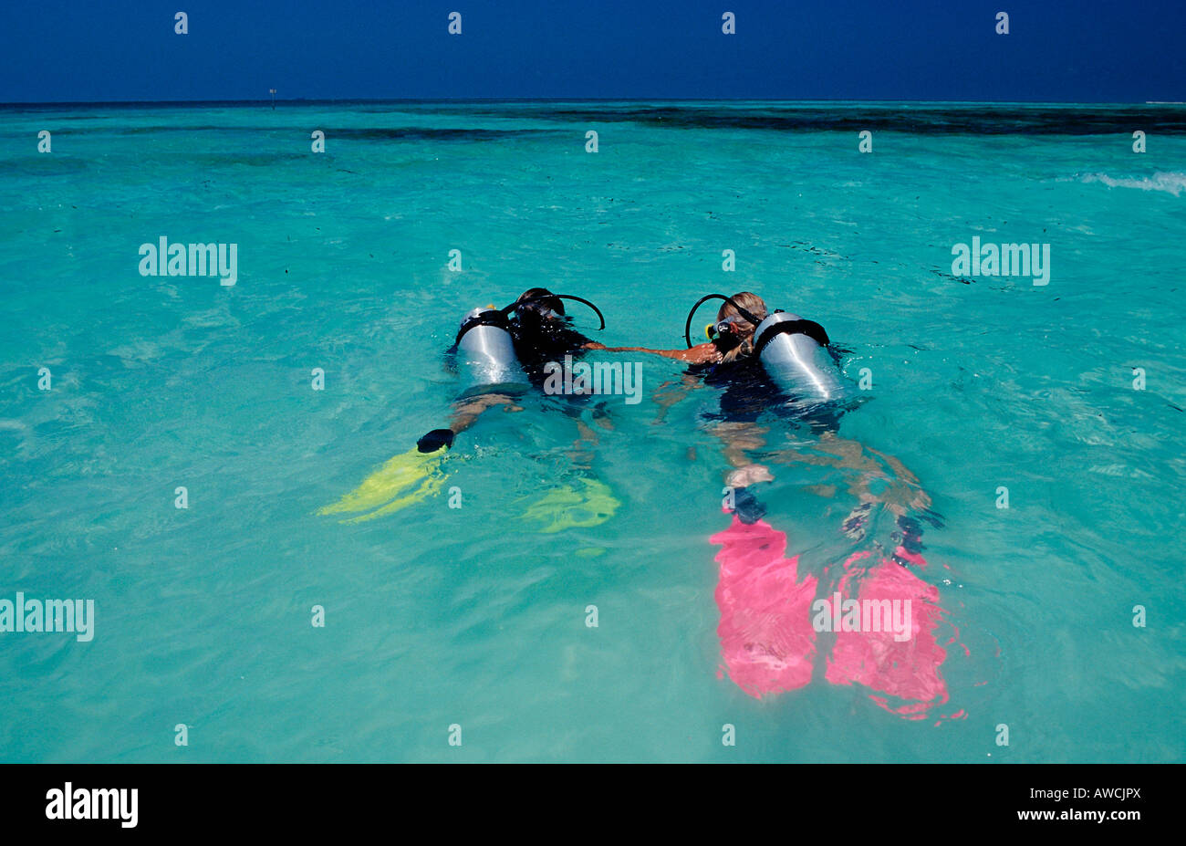 Kurs-Tauchlehrer und Student Malediven Indischer Ozean Medhufushi Meemu Atoll Stockfoto