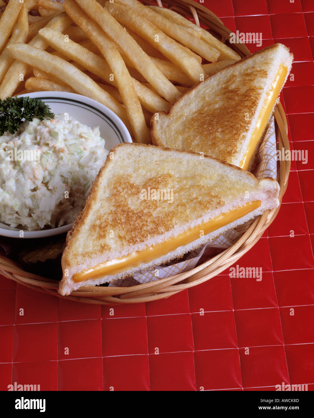 geröstetem Käse Sandwich Krautsalat Pommes frites textfreiraum Bon Appetit Stockfoto