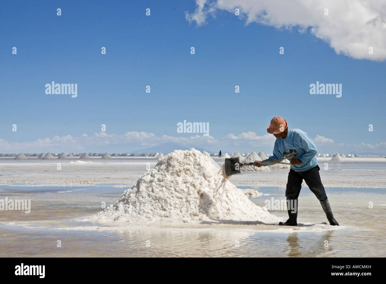 Salz Arbeitskraft ist Ansammlung Salz, Salz See Salar de Uyuni, Altiplano, Bolivien, Südamerika Stockfoto