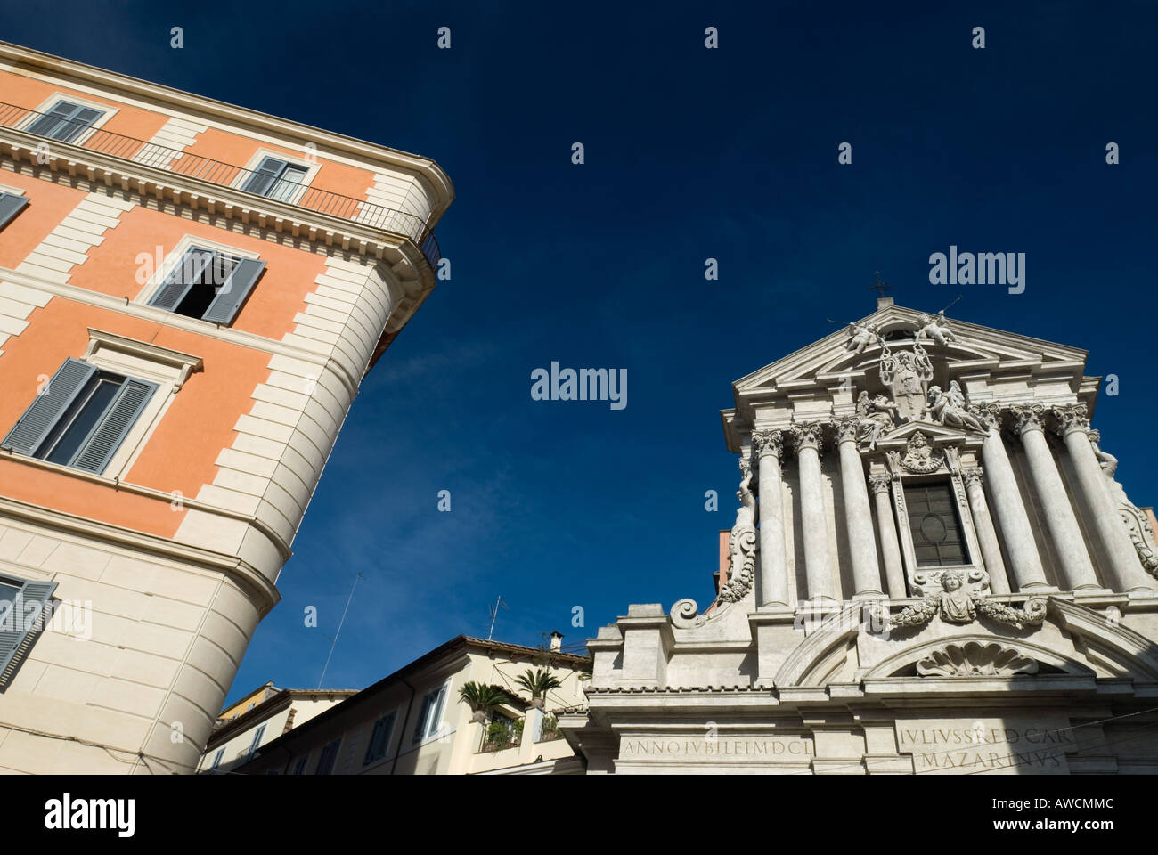 Rom, Italien. Die barocke Kirche von Santi Vincenzo e Anastasio an einer Ecke der Piazza di Trevi. Stockfoto