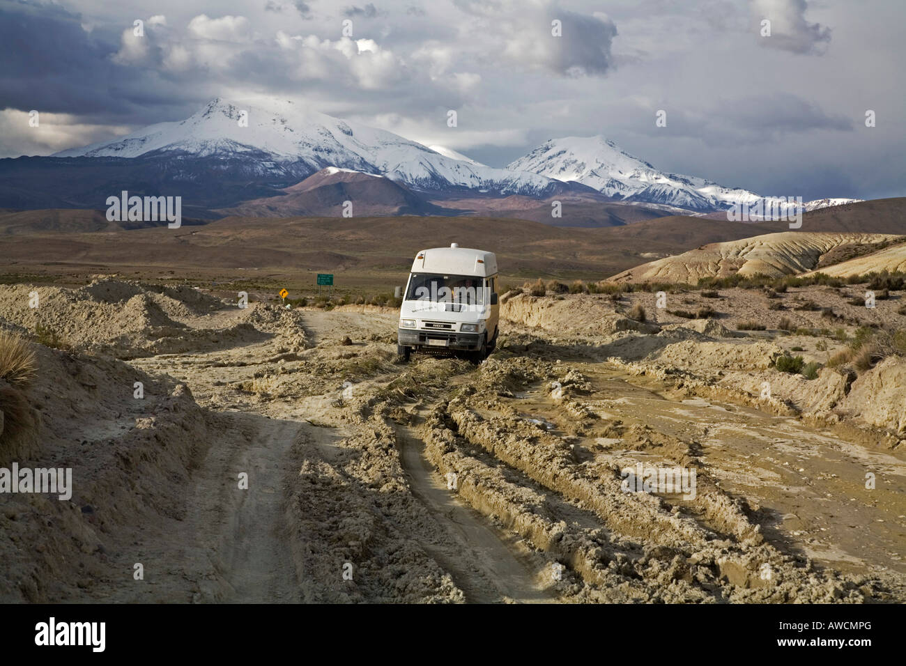 Wohnmobil auf einer zerstörten Straße vor dem Regen im Nationalpark Lauca auf dem Weg zum Nationalpark Reserva Nacional Las Vikunjas, Chil Stockfoto