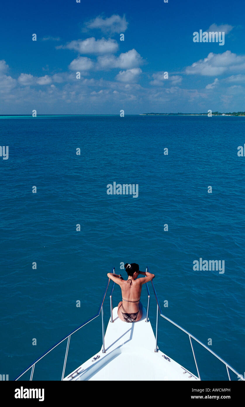 Touristen sitzen auf Bogen Malediven Indischer Ozean Medhufushi Meemu Atoll Stockfoto