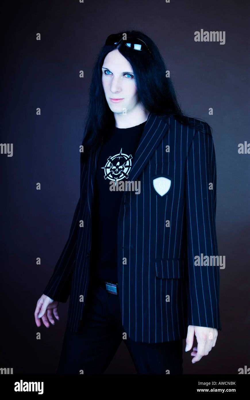 Goth-Style: junge, dunkelhaarige Mann stehend Stockfoto