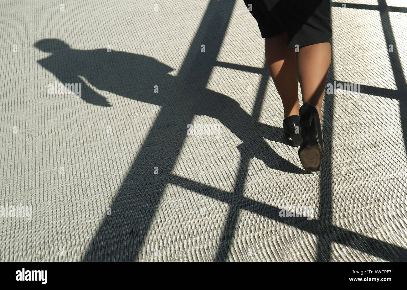 Business-Frau, die zu Fuß zur Arbeit Stockfoto