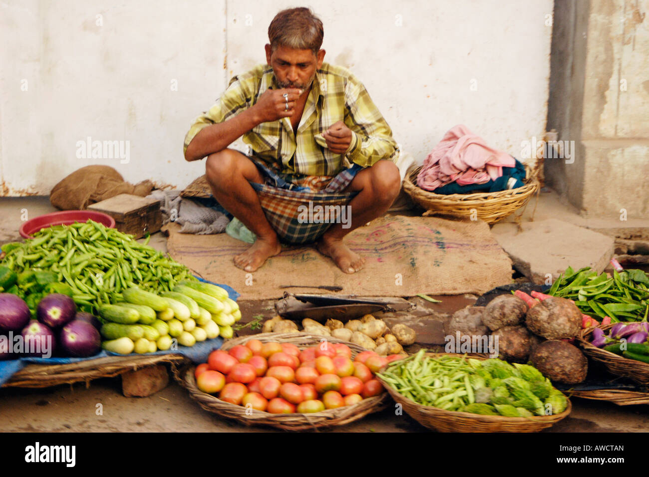 Anbieter in den Straßen von Varanasi - ehemals Benares - Indien zu produzieren Stockfoto