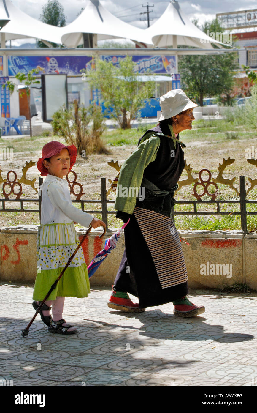 Tibetische Grand-Mutter mit Enkelin, Gyantse, Tibet Stockfoto