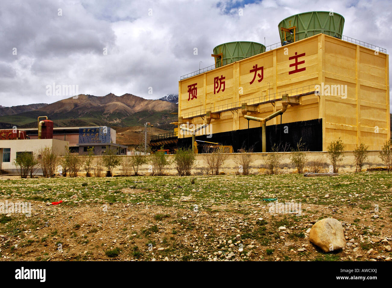 Betonwerk zwischen Dangxiong und Nam-Tsho-See, Tibet Stockfoto