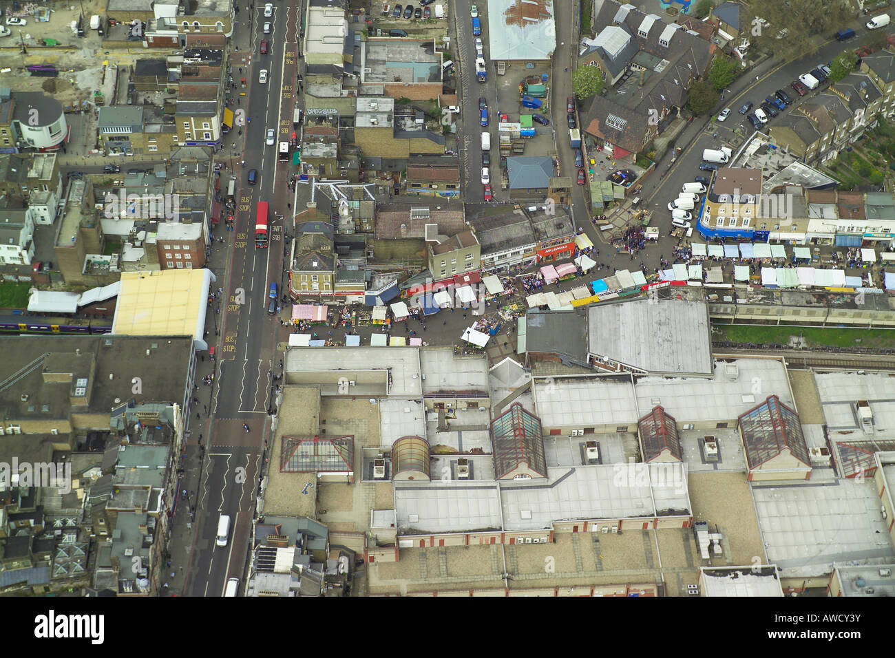 Luftaufnahme der Ridley Road Street Market in Dalston in East London, auch bekannt als Dalston Markt Stockfoto