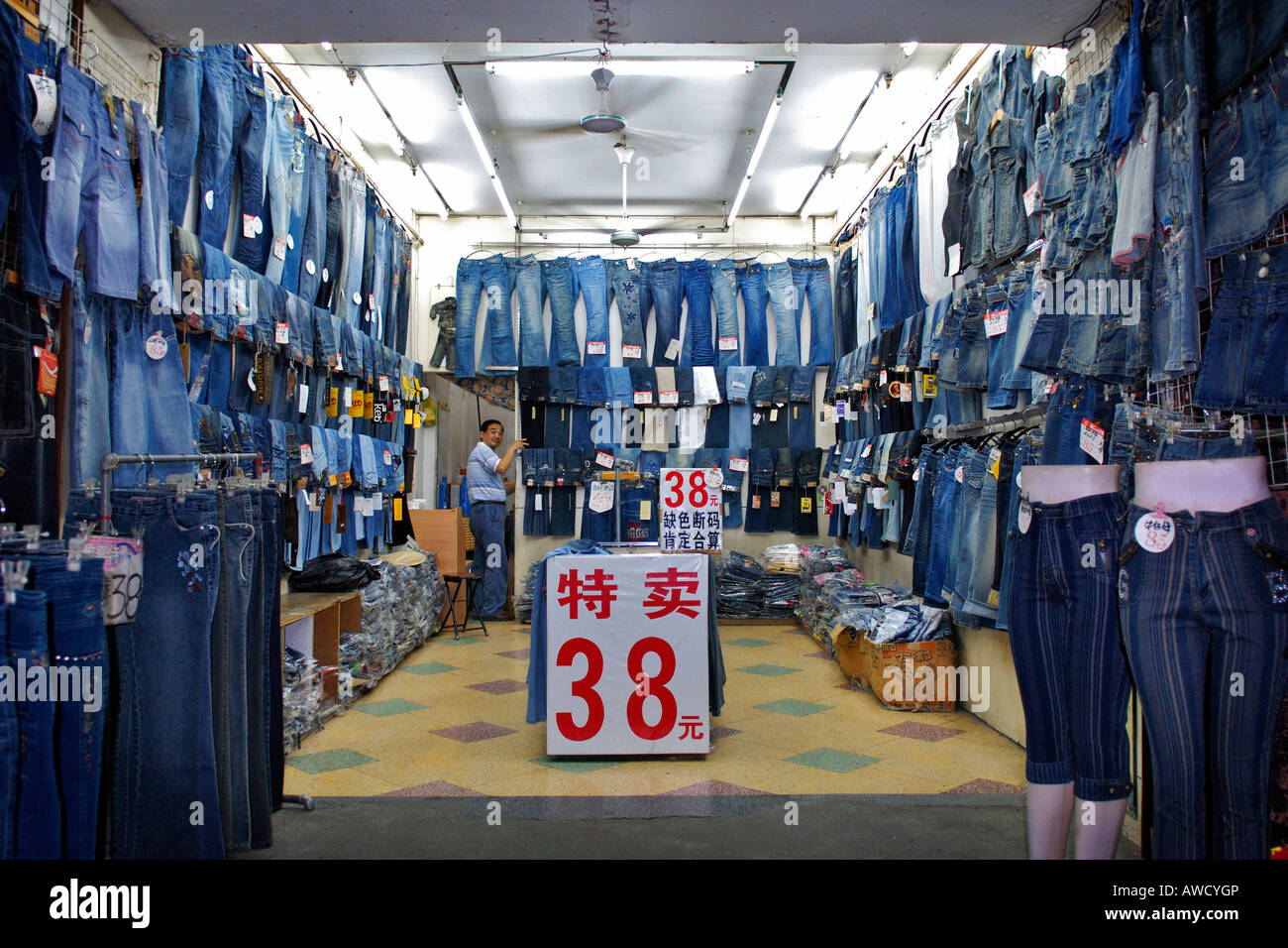 Jeans-Shop in den Abend, Shanghai, China, Asien Stockfoto