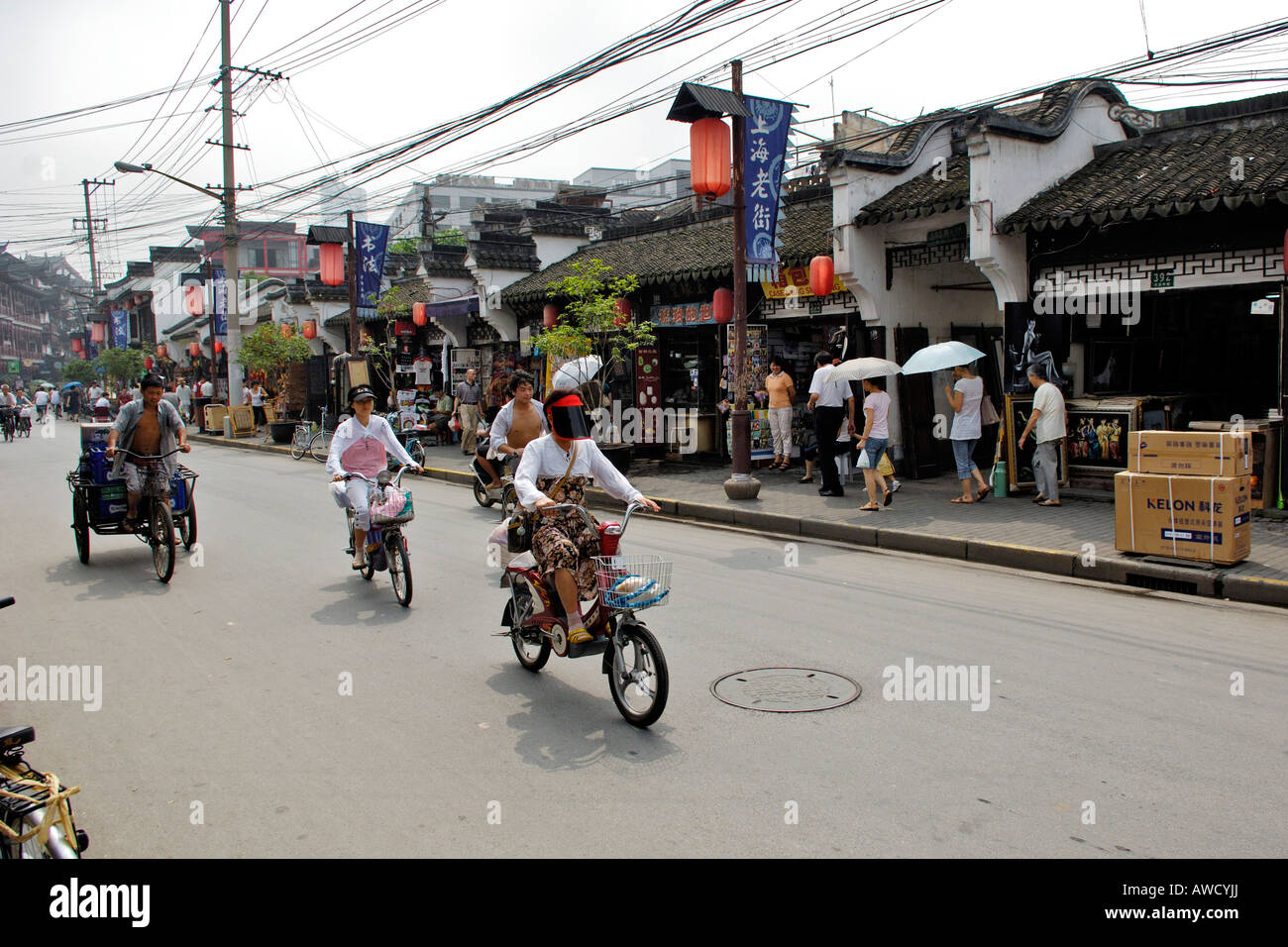 Straße in der Altstadt von Shanghai, Kabel-Chaos, kleine Geschäfte, Verkehr, Shanghai, China, Asien Stockfoto