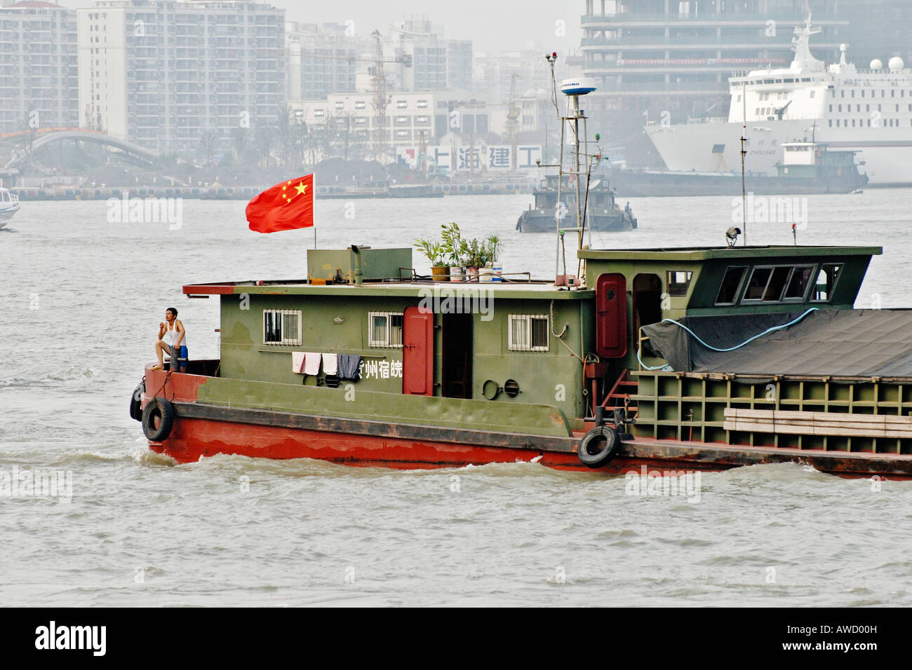 Kahn in den Huangpu-Fluss vor Pudong, Shanghai, China, Asien Stockfoto