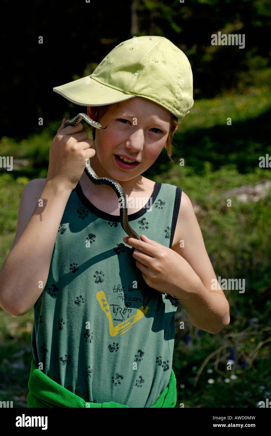 Elfjähriger Junge hält ein Blindworm oder Blindschleiche (geschiedenen Fragilis) Stockfoto
