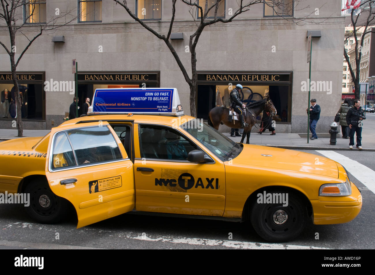 New Yorker Polizist auf dem Pferderücken und Taxi Cab auf der 5th Avenue Stockfoto