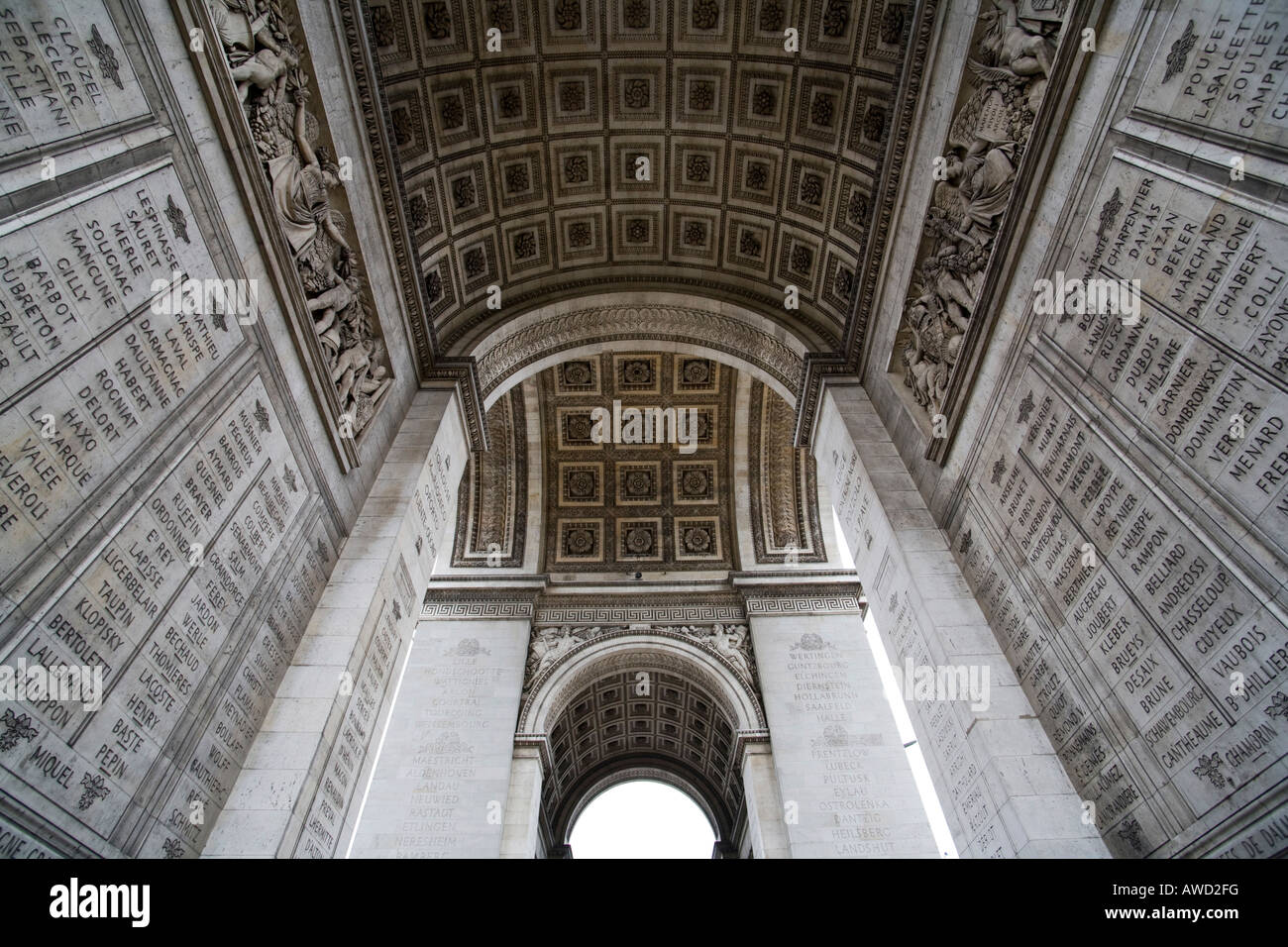 Arc de Triomphe, der Place Charles de Gaulle, niedrigen Winkel Ansicht, Paris, Frankreich, Europa Stockfoto