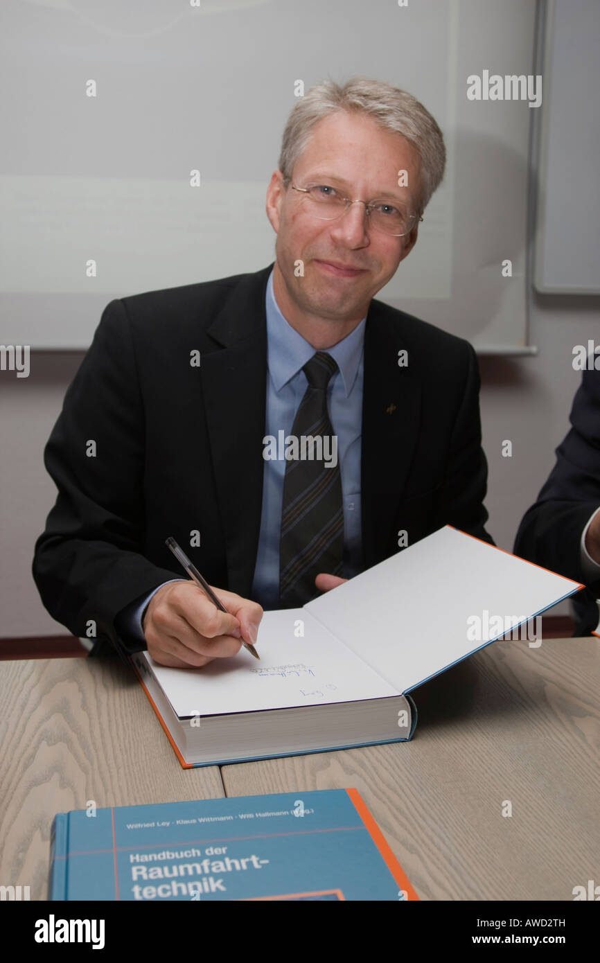Thomas Reiter, deutscher Astronaut, Unterzeichnung eines "Handbuch der Raumfahrttechnik" Deutsches Zentrum Fuer Luft-Und Raumfahrt (Germa Stockfoto