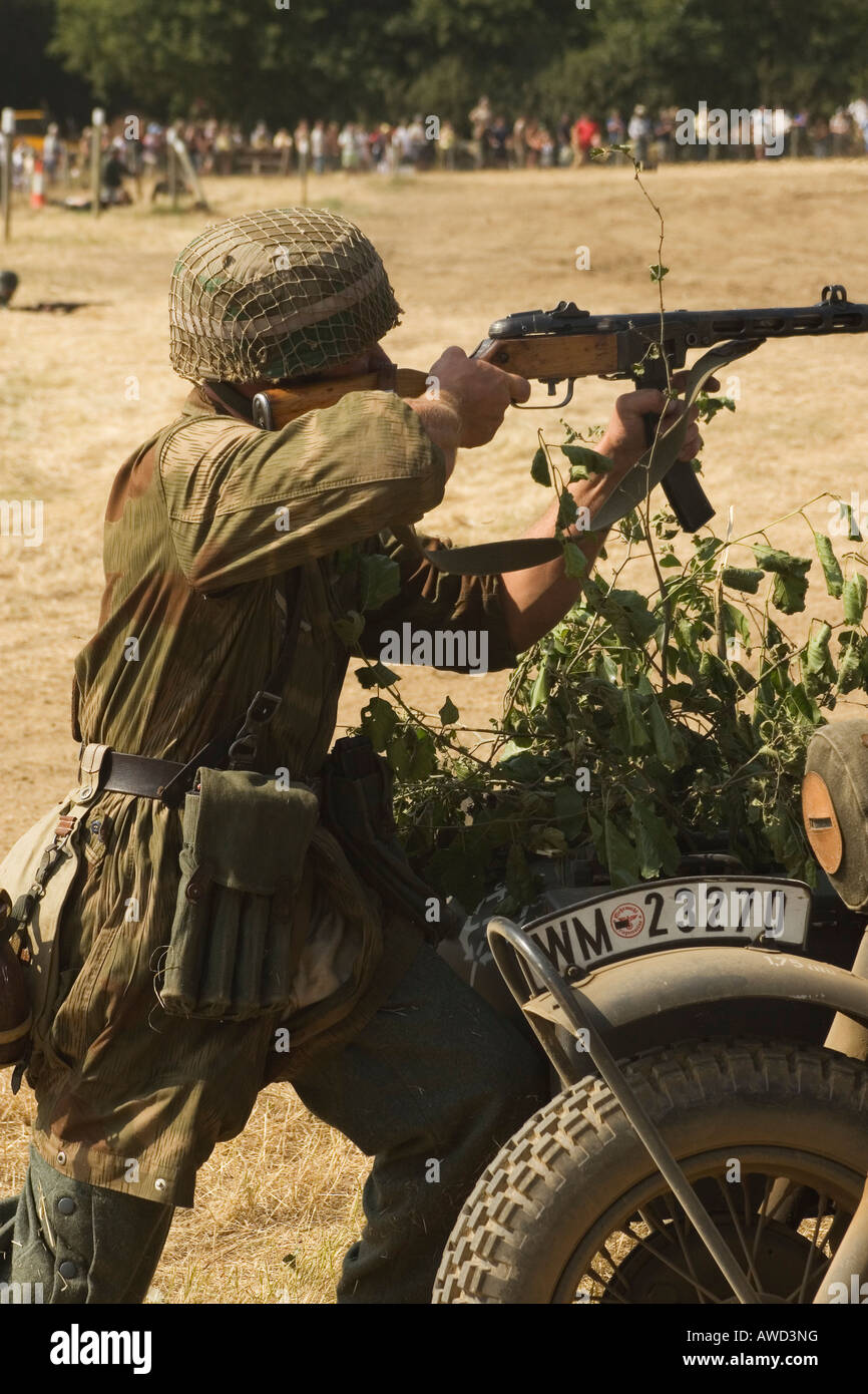 Deutschen Soldaten feuern Waffe Stockfoto