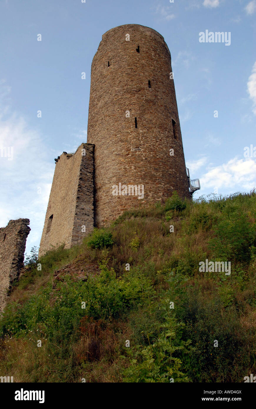 Burgruine in der Stadt Monreal, Gewinner des "Unser Dorf Hat Zukunft" (unsere Stadt hat eine Zukunft) nationalen Wettbewerb in 2004, M Stockfoto