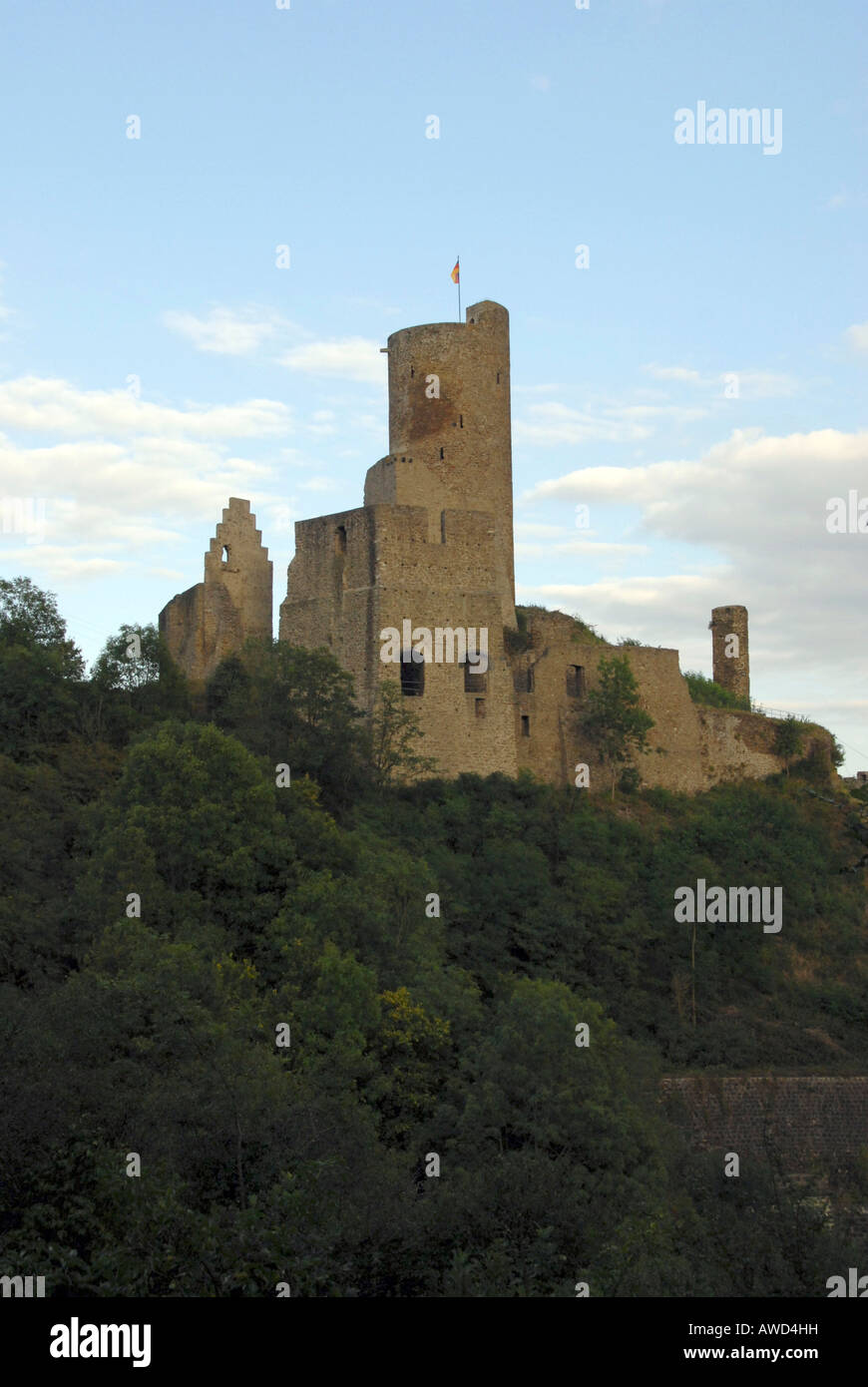 Burgruine in der Stadt Monreal, Gewinner des "Unser Dorf Hat Zukunft" (unsere Stadt hat eine Zukunft) nationalen Wettbewerb in 2004, M Stockfoto