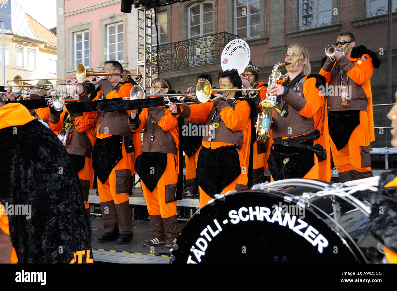 Staedtli-Schraenzer Band, Teil einer Prozession der Gugge Musiker beim 25. internationalen Treffen für Gugge Musik in Schwaebi Stockfoto