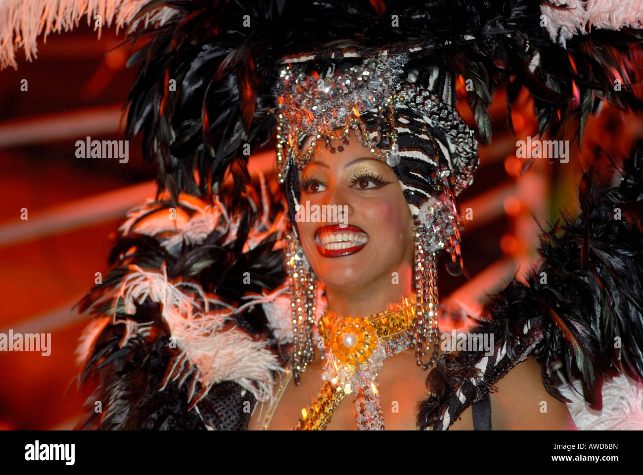 Frau tanzt im Nachtclub Tropicana in Havanna, Kuba, Karibik, Amerika Stockfoto