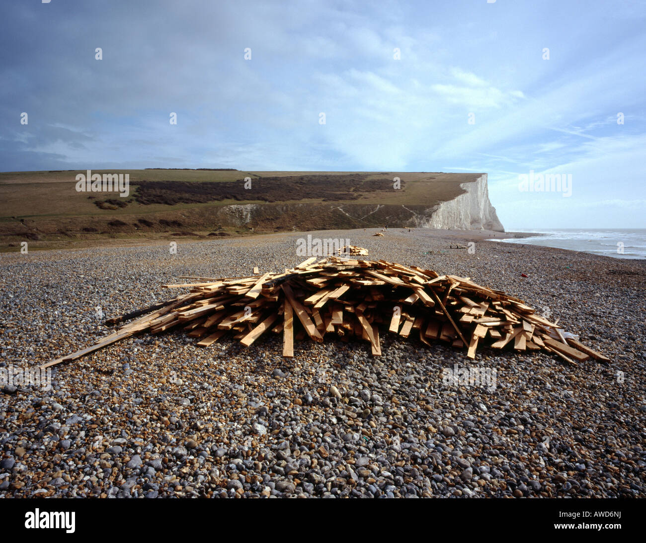 Haufen von Treibholz am Strand. Cuckmere Haven, East Sussex, England, UK. Stockfoto