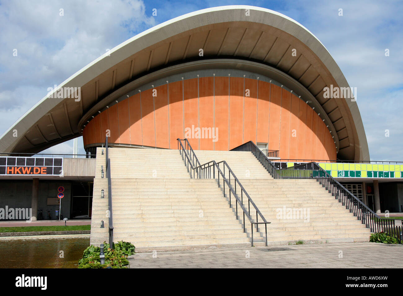 Das Haus der Welt Kulturen (HdKW) in der Berliner Kongresshalle (Schwangere Auster) in Berlin, Deutschland, Europa Stockfoto