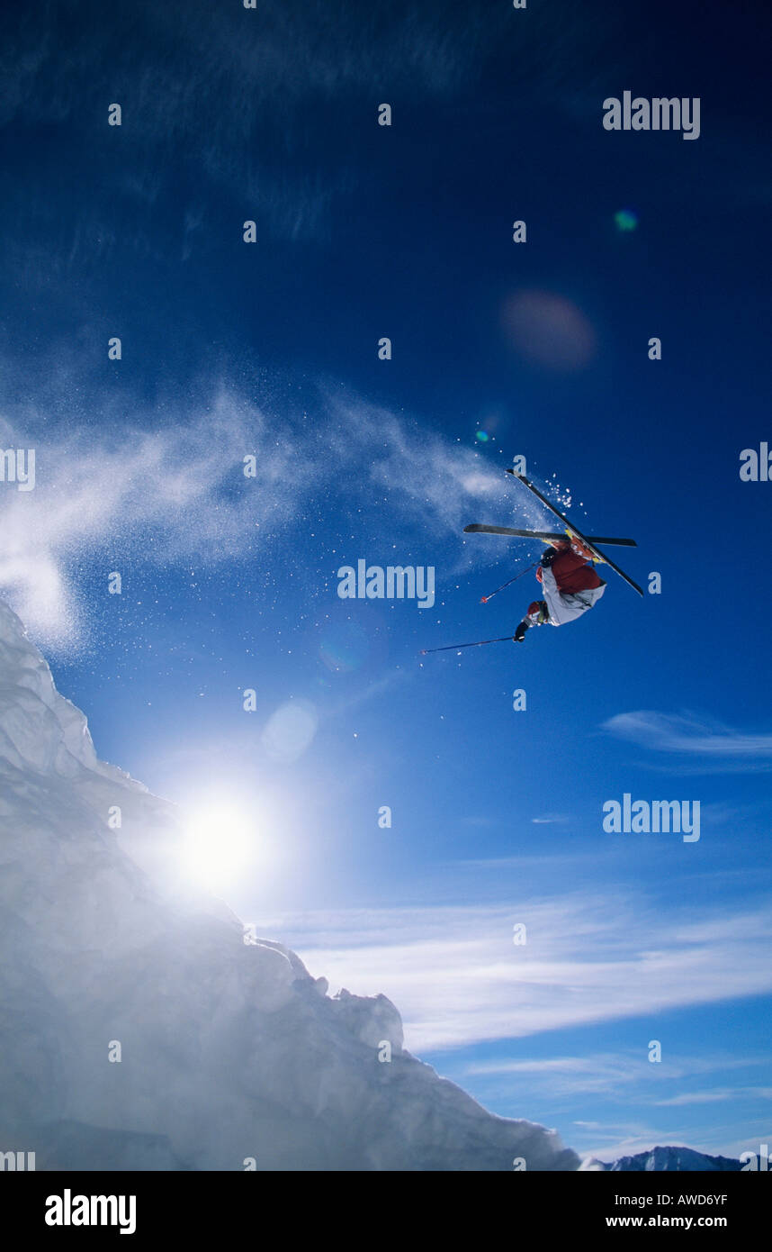 Skifahrer, die Durchführung von Flip am Berg Stockfoto