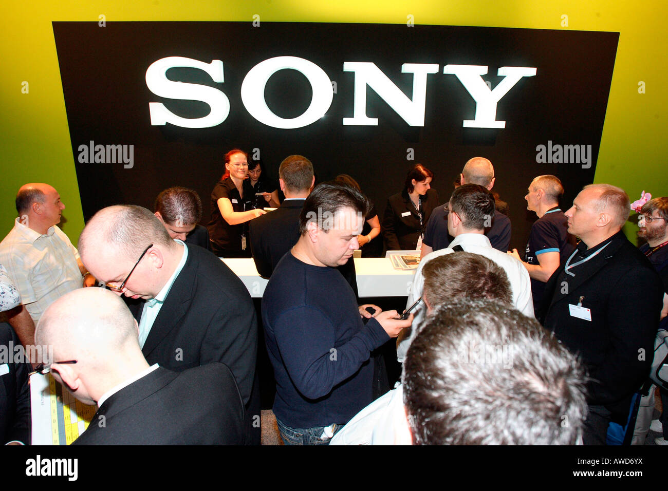 Masse der Kunden an der Theke Sony - IFA 2007 (Consumer Electronics Unlimited) in Berlin, Deutschland, Europa Stockfoto