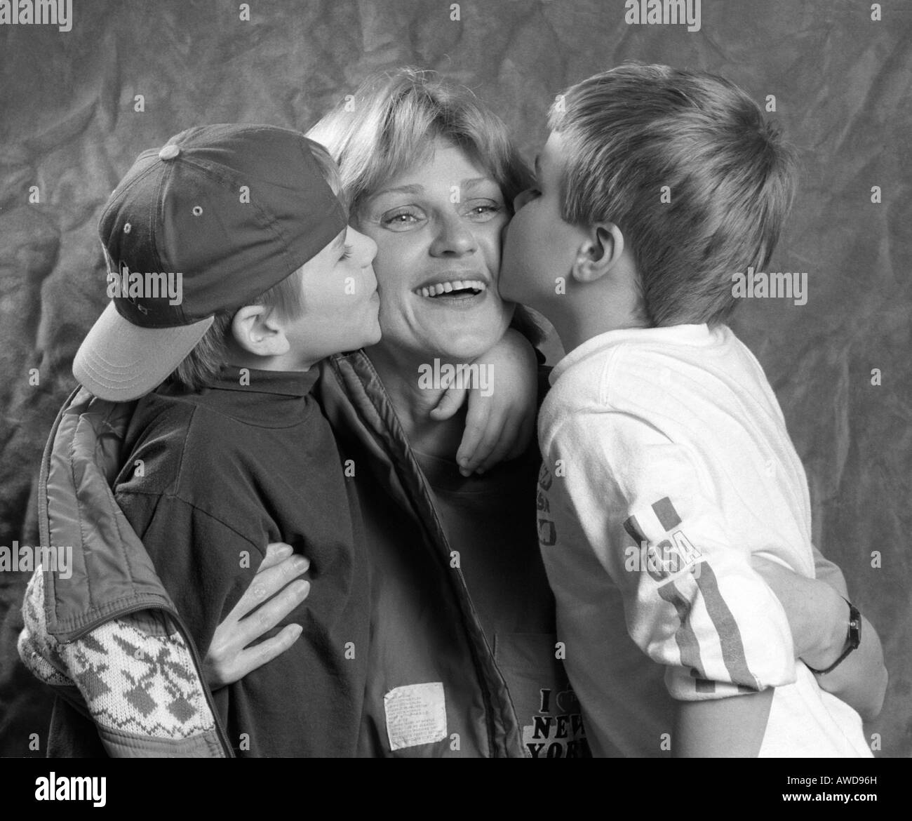 Mutter mit einer süßen Moment mit ihren beiden jungen Söhnen Stockfoto