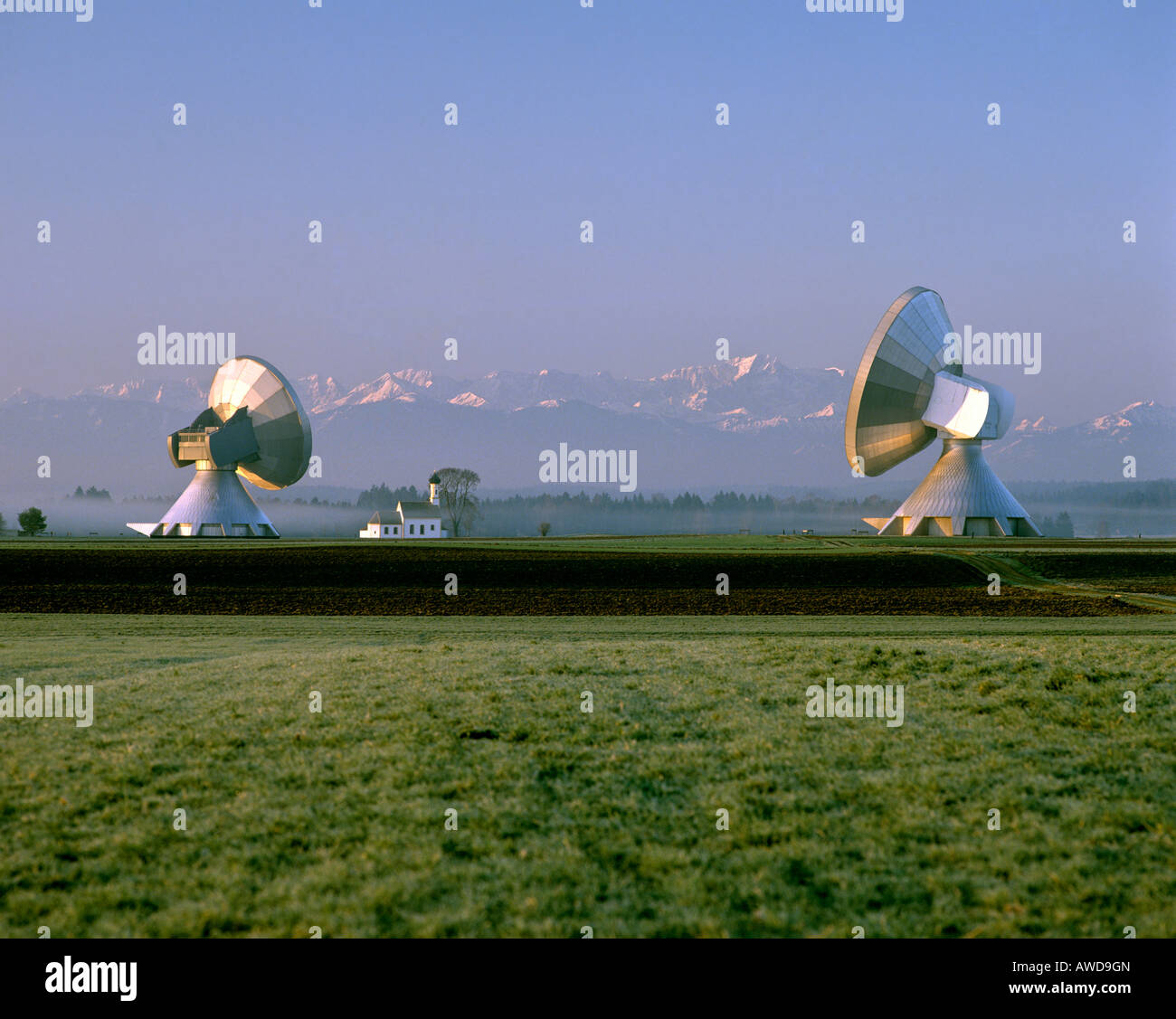 Antennen für Satelliten-Bodenstation Raisting, St Johann Chapel, Alpenpanorama, Upper Bavaria, Bavaria, Germany Stockfoto