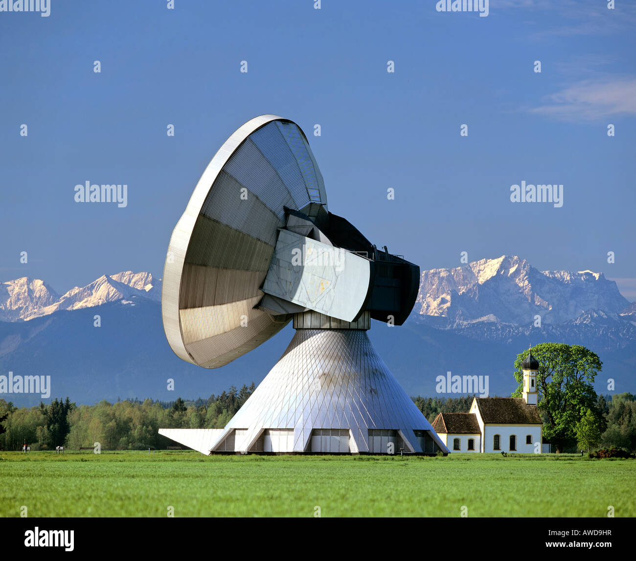 Antenne für den Satelliten-Bodenstation Raisting, St Johann Chapel, Alpenpanorama, Upper Bavaria, Bavaria, Germany Stockfoto