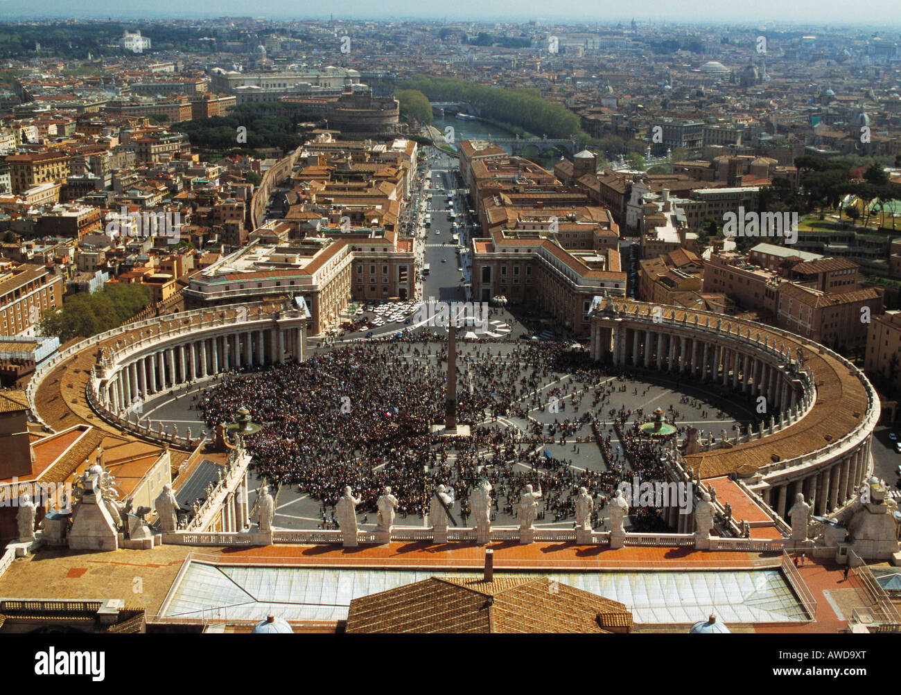 Blick auf St. Peters Platz (Piazza San Pietro) von St. Peter Cathedral, Rom, Italien Stockfoto