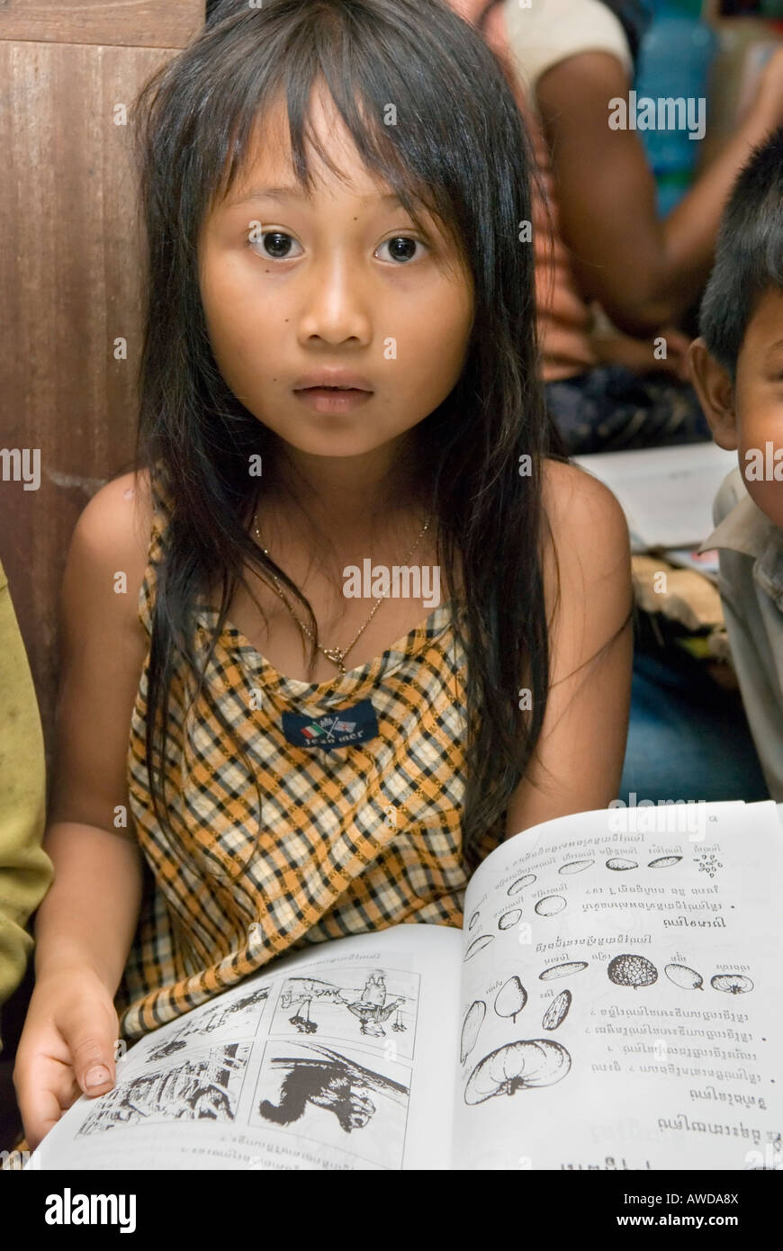 Porträt eines Mädchens mit Schulbuch, Koh Kong Provinz, Kambodscha Stockfoto