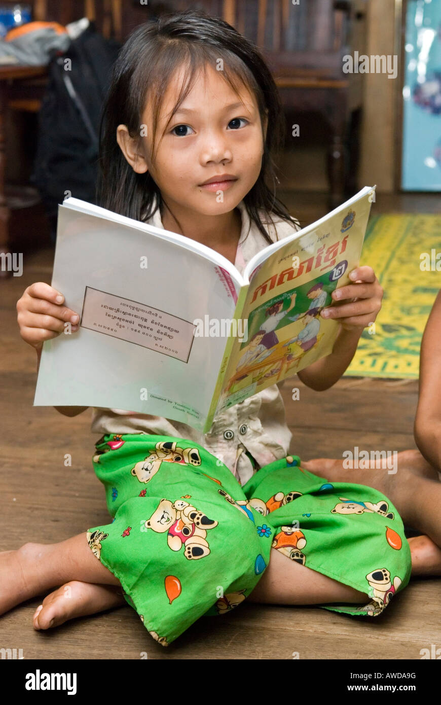 Porträt eines Mädchens mit Schulbuch, Koh Kong Provinz, Kambodscha Stockfoto