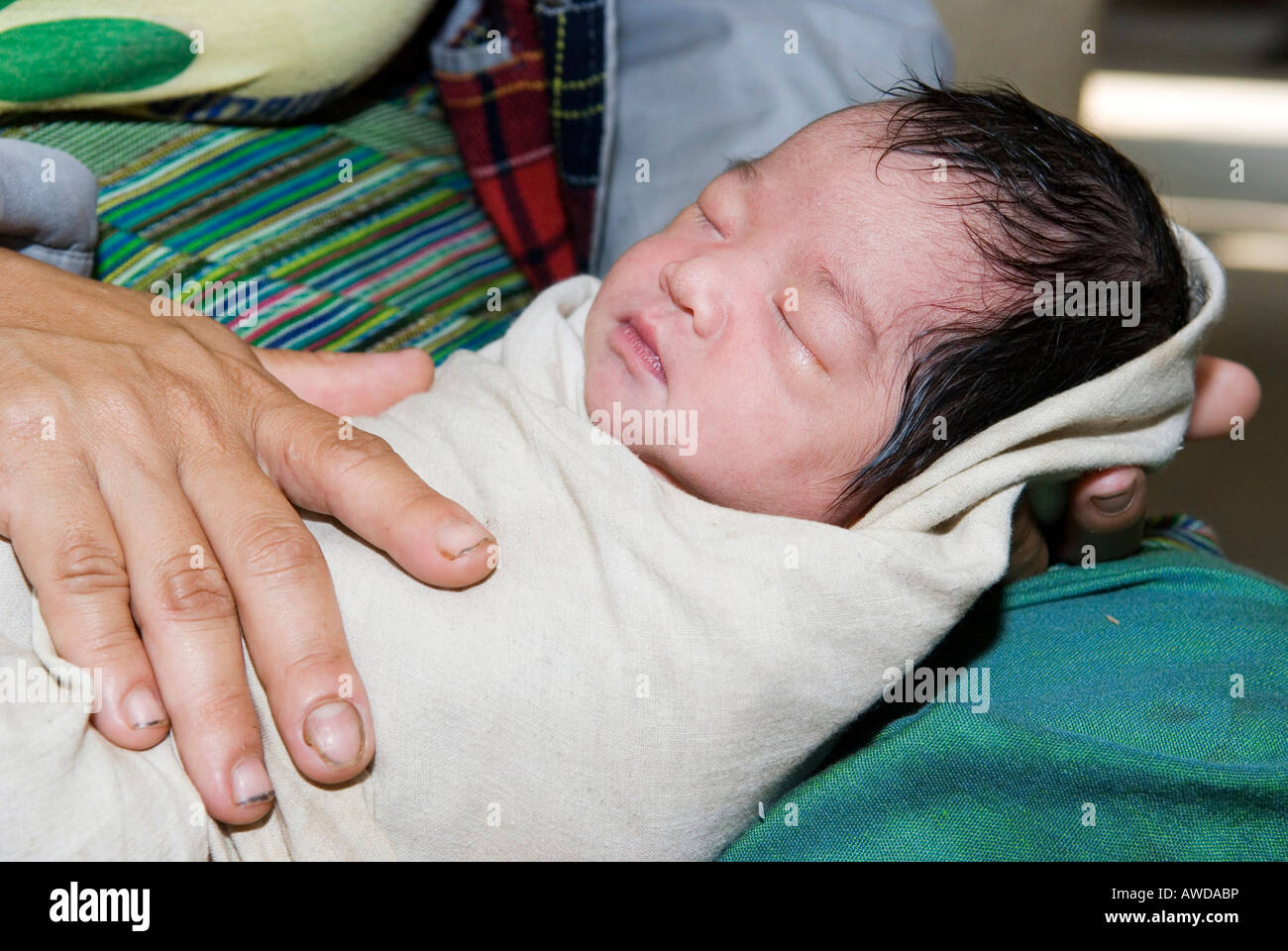 Neugeborenen in seiner Mutter Schoß, Mae Tao Clinic für burmesische Flüchtlinge, Maesot, Thailand Stockfoto