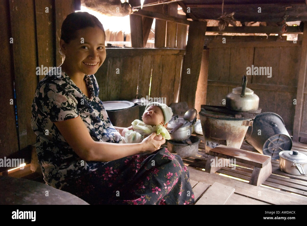 Mutter mit Kind in eine einfache Küche, Kway Nya Ou Dorf IDP-Gebiet grenzt an Thailand in der Nähe von Maesot, Birma Stockfoto