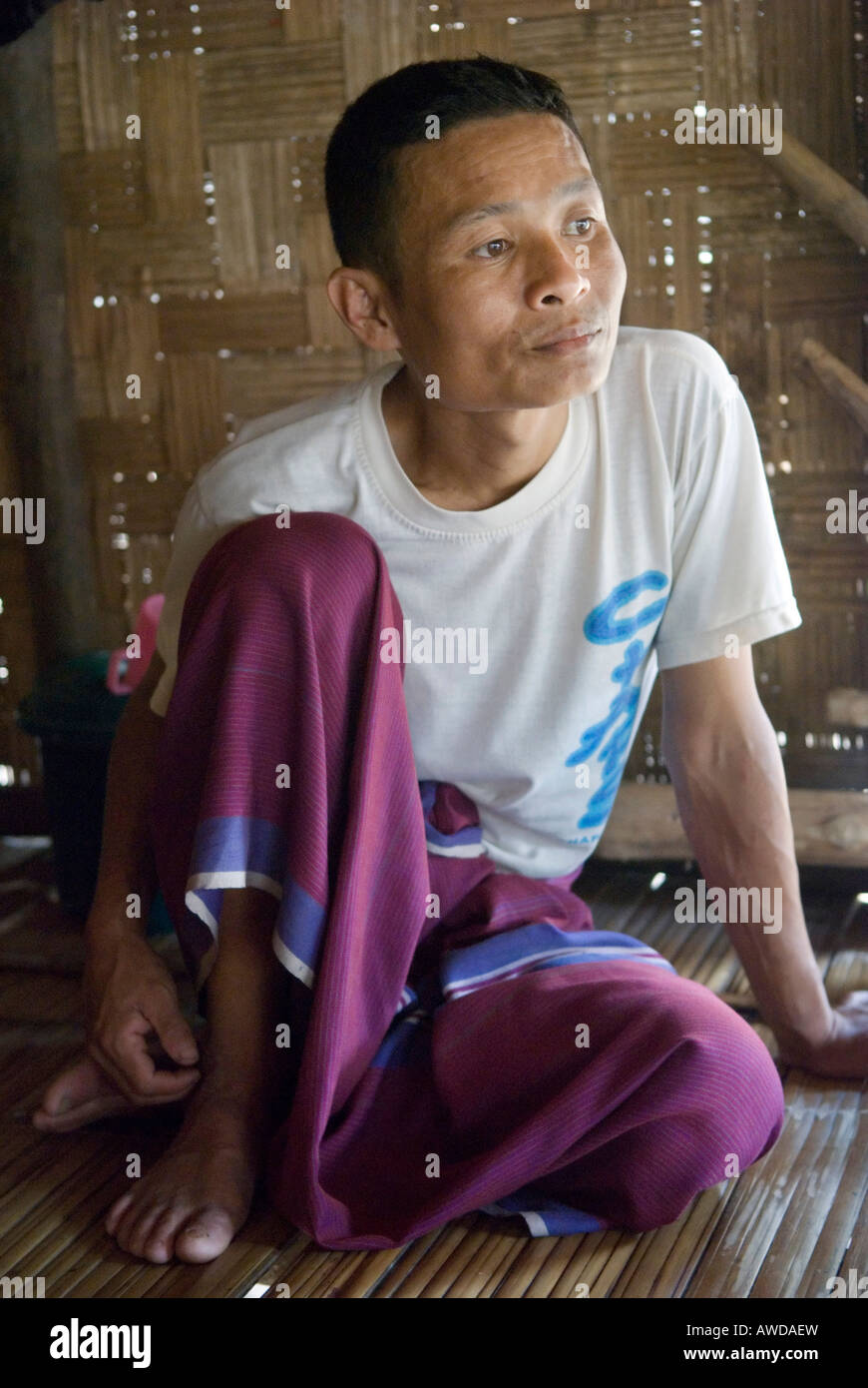 Flüchtlinge aus Birma schauen besorgt, Mae Ra Camp für burmesische Flüchtlinge, Maesot, Thailand Stockfoto