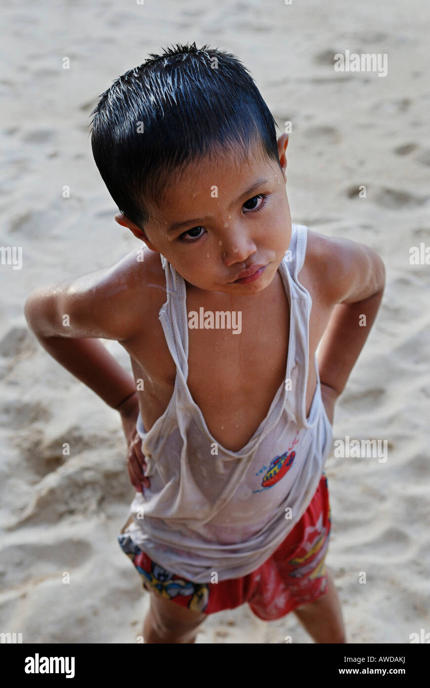 Skeptisch aussehenden jungen am Strand, Insel Kho Samui, Thailand Stockfoto