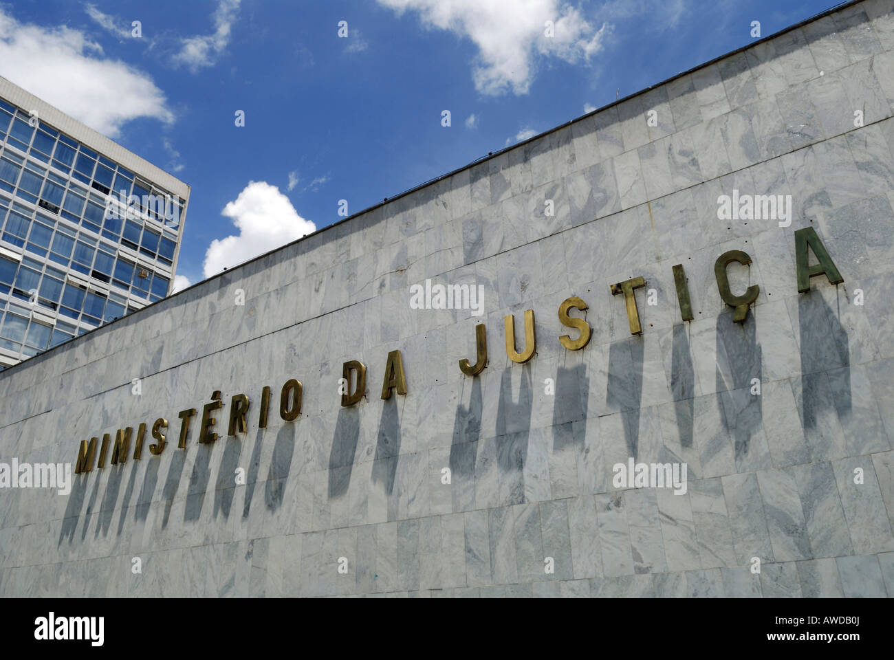 Schriftzug auf dem Justizministerium (Ministerio da Justica), Brasilia, Brasilien. Architekt: Oscar Niemeyer Stockfoto