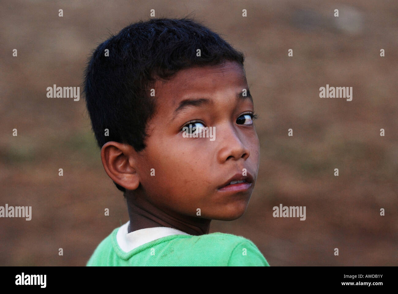 Junge mit Blick auf seine Sholders, Kambodscha Stockfoto
