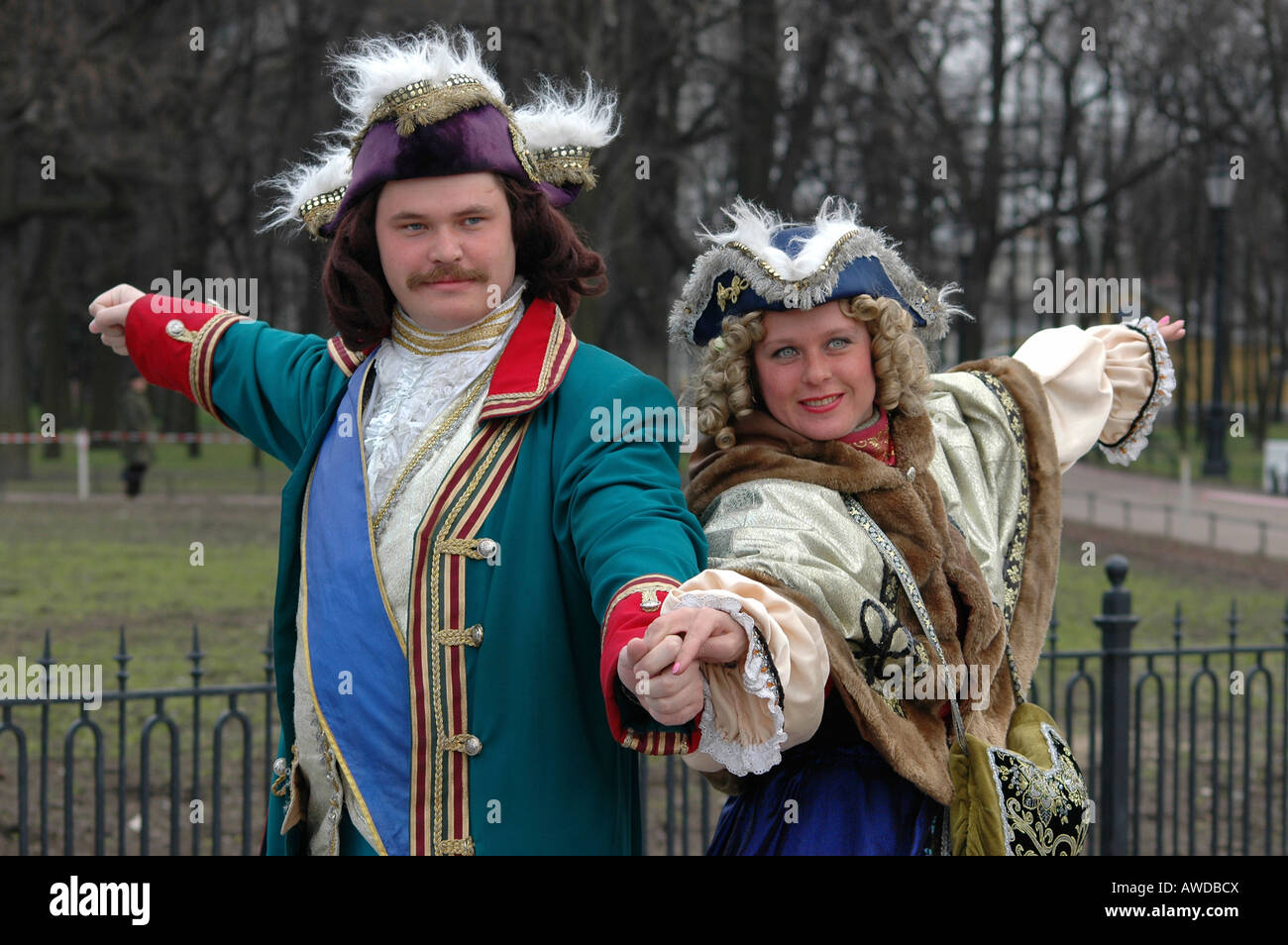Vor dem Denkmal von Peter dem großen stellen ein Mann und eine Frau als Peter der große und Katharina der große St. Peteresburg Stockfoto