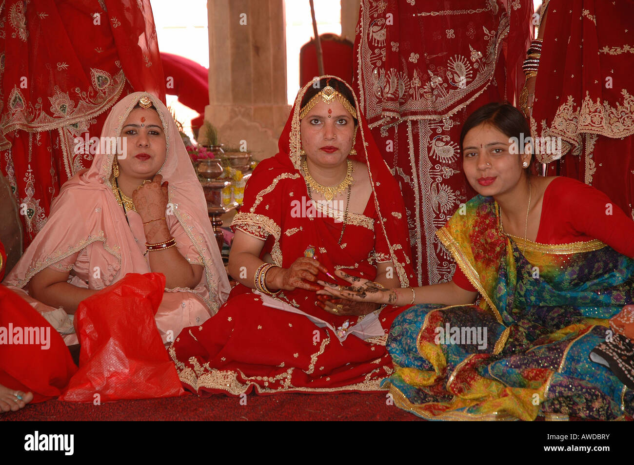 Indische Frauen am Gangaur Festival, Jaipur, Rajasthan, Indien Stockfoto