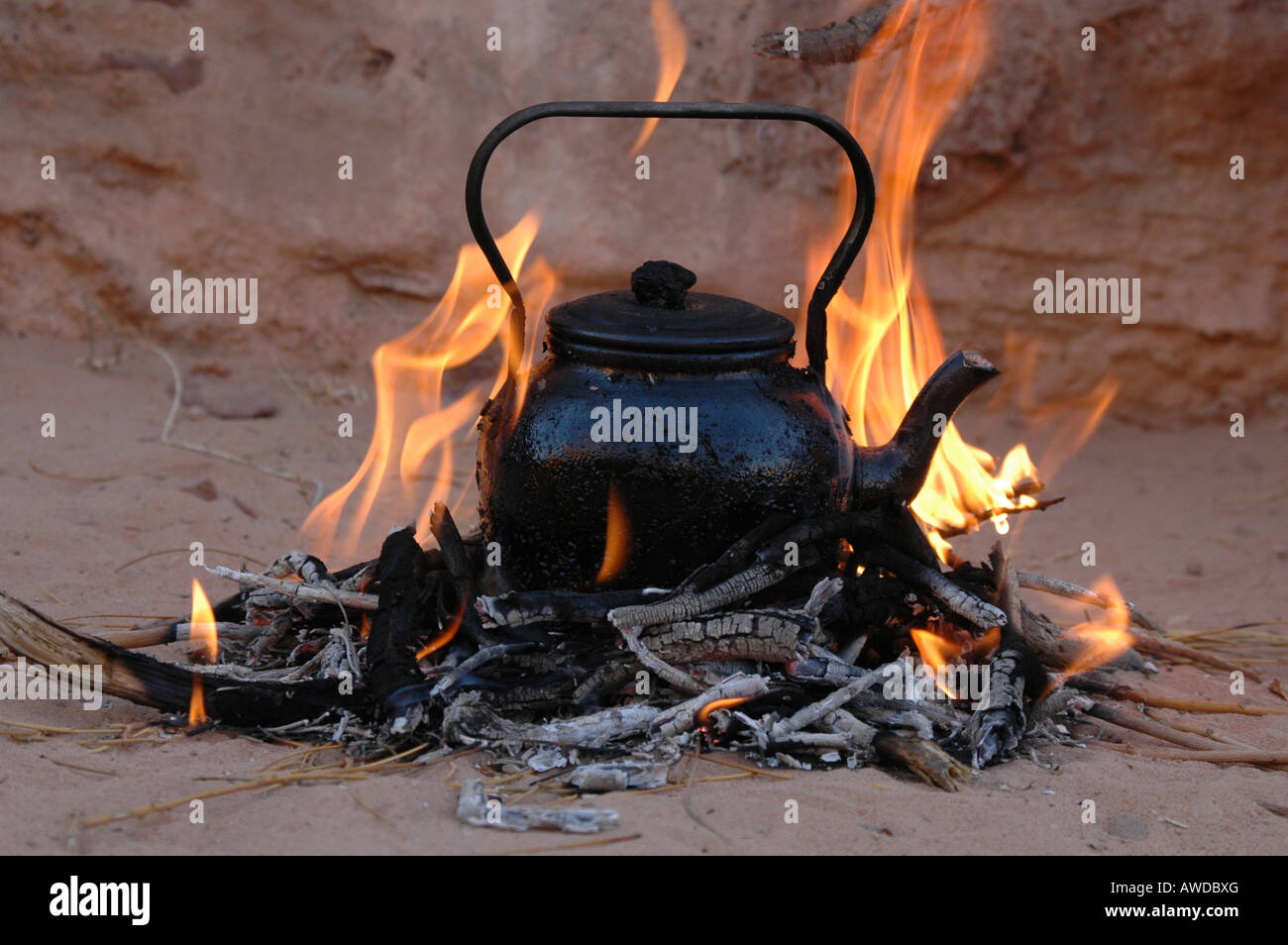 Teekanne auf dem Feuer, Wadi Rum, Jordanien Stockfoto