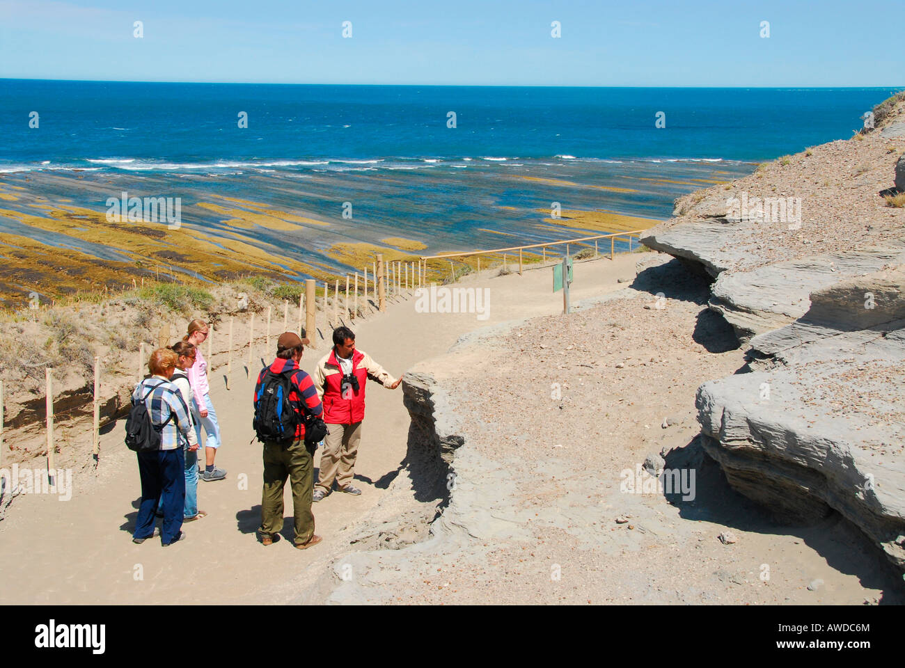 Touristen in Caleta Valdés, Península Valdés, Provinz Chubut, Patagonien, Argentinien Stockfoto