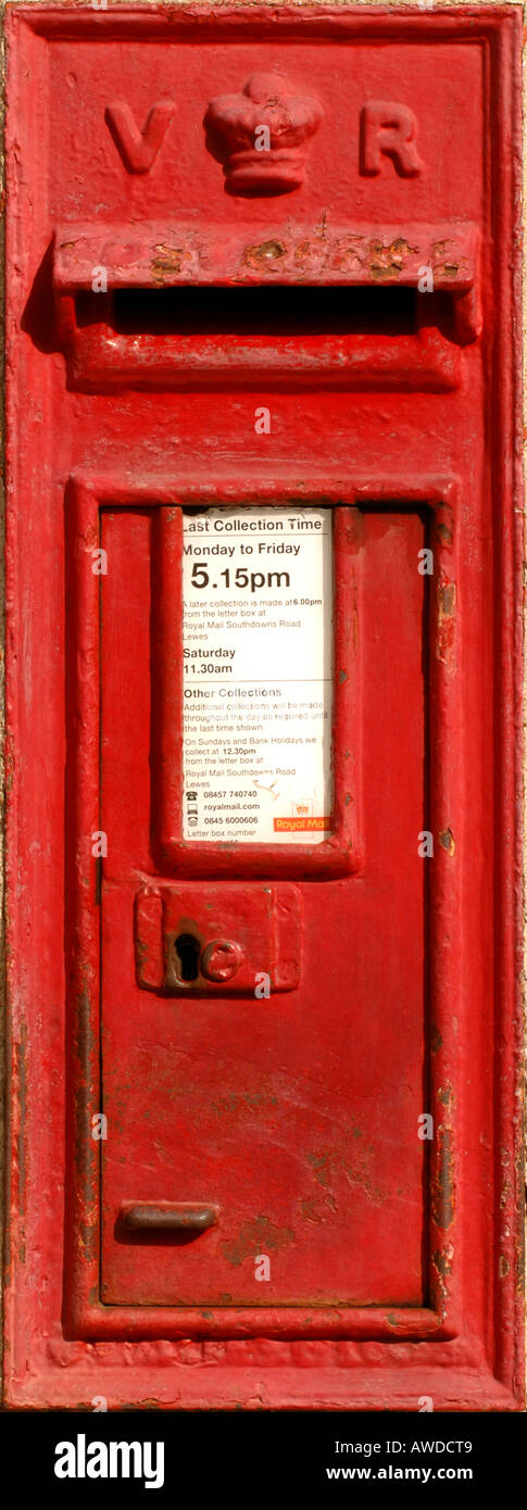 Ein VR 'Victoria Regina' Royal Mail-Briefkasten. Bild von Jim Holden. Stockfoto